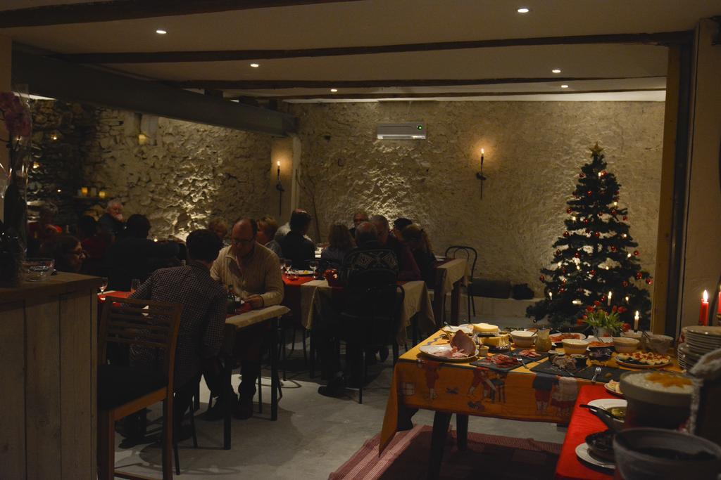 Chez les Amis Hotel Saint-Nazaire-de-Ladarez Kültér fotó